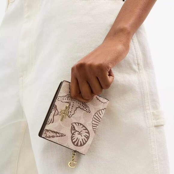 NWT Coach CBO72 Snap Wallet In Signature Canvas With Shell Print In Sand Multi - Picture 2 of 6